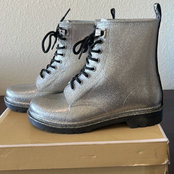 MICHAEL Michael Kors Women's Tavie Lug Sole Lace-Up Rain Booties EUC - Picture 5 of 9